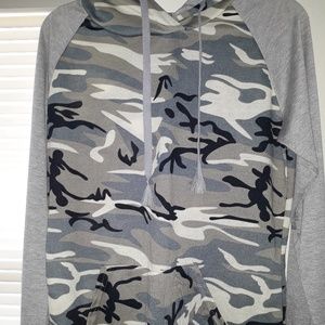Camo hoodie (never worn) (L)